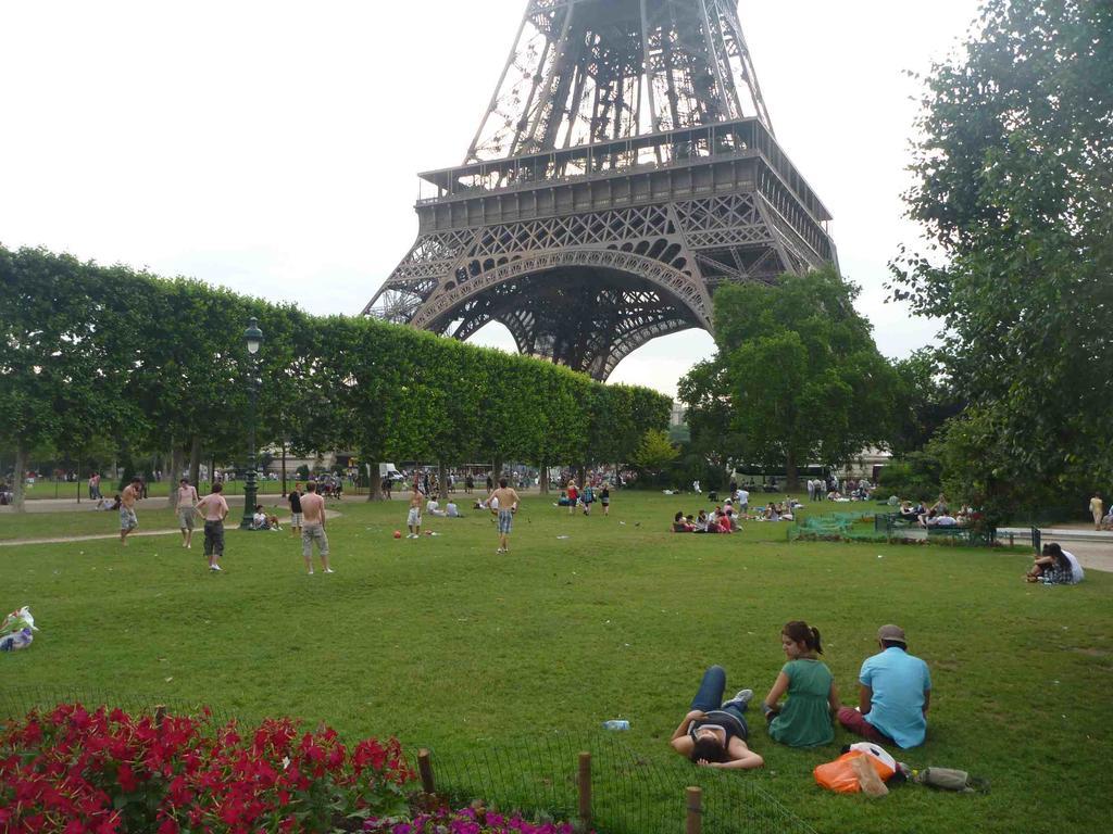 Апартаменти Eiffel Tower Champs De Mars Париж Екстер'єр фото